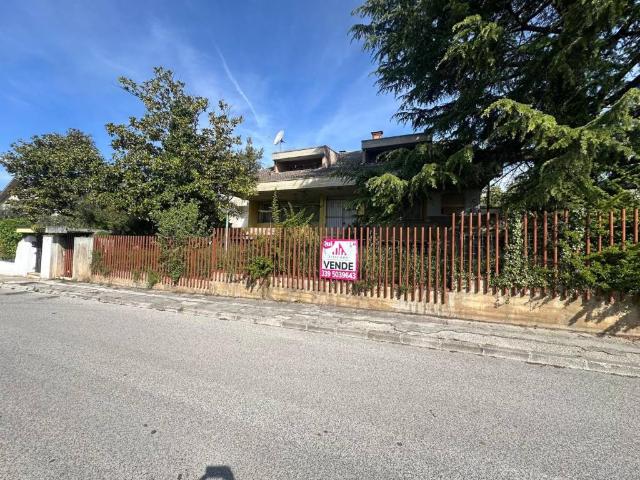 Villa Indipendente in vendita a Avezzano, Abruzzo