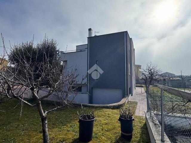 Villa Indipendente in vendita a Avezzano, Abruzzo