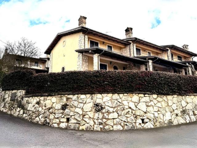 Villa Indipendente in vendita a Avezzano, Abruzzo