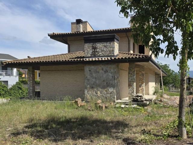 Villa Indipendente in vendita a Avezzano, Abruzzo