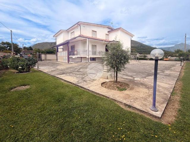 Villa Indipendente in vendita a Avezzano, Abruzzo