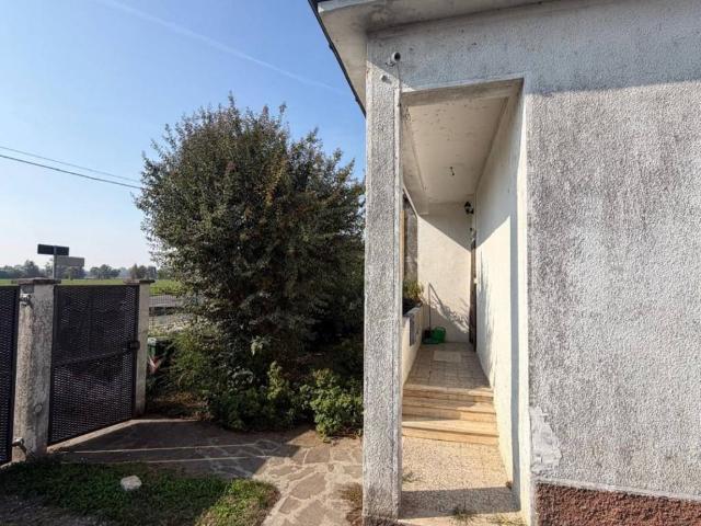 Villa Indipendente in vendita a Azzanello, Cremona