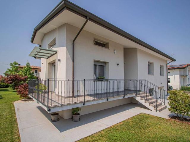 Villa Indipendente in vendita a Azzano Decimo / Daçan di Pordenon, Azzano Decimo
