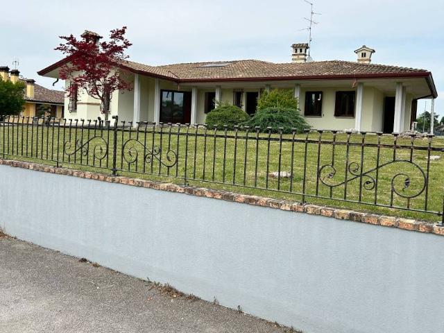 Villa Indipendente in vendita a Azzano Decimo, Friuli-Venezia Giulia