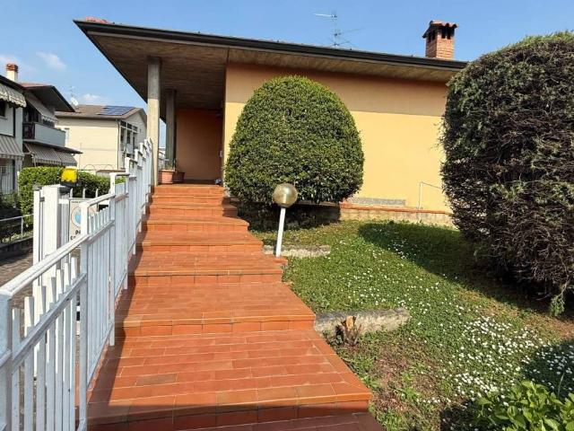 Villa Indipendente in vendita a Azzano San Paolo, Lombardia