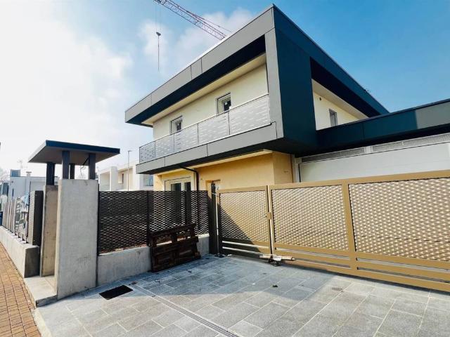 Villa Indipendente in vendita a Azzano San Paolo, Lombardia