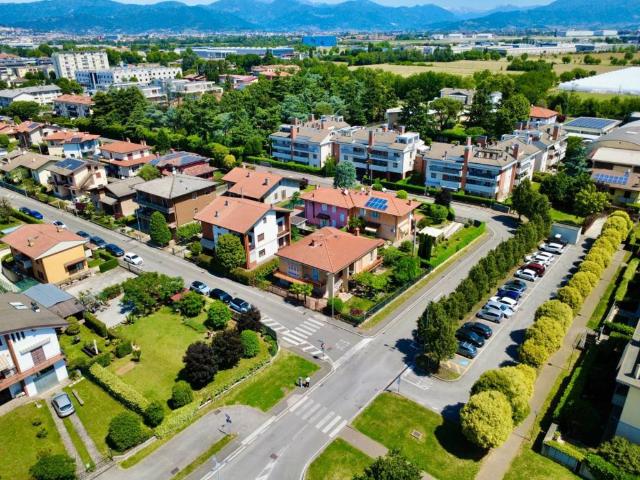 Villa Indipendente in vendita a Azzano San Paolo, Lombardia