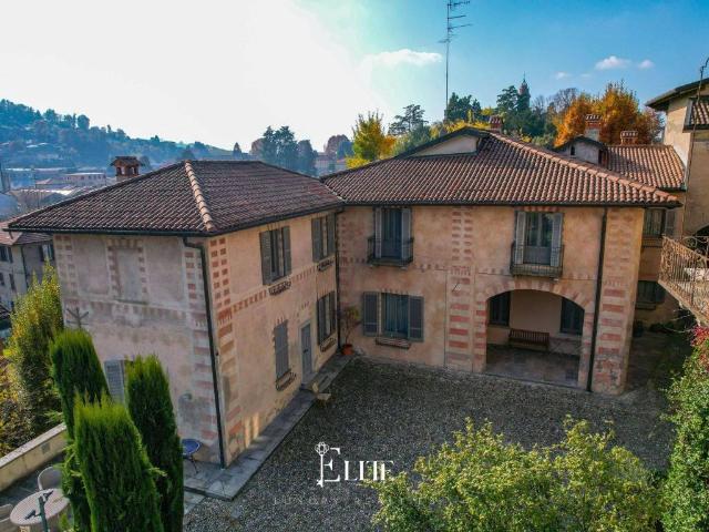 Villa Indipendente in vendita a Azzate, Lombardia