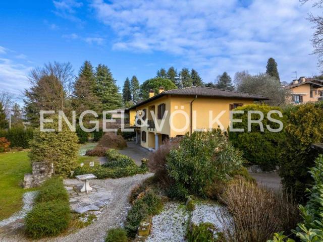 Villa Indipendente in vendita a Azzate, Lombardia