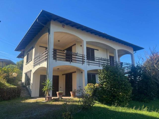 Villa Indipendente in vendita a Azzate, Lombardia