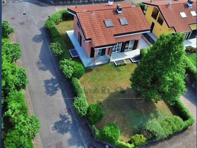Villa Indipendente in vendita a Azzate, Lombardia