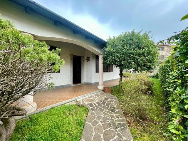 Villa Indipendente in vendita a Azzate, Lombardia