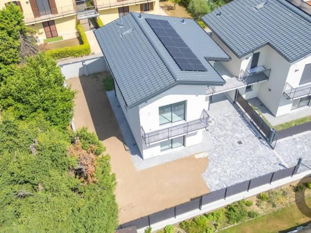 Villa Indipendente in vendita a Azzate, Lombardia