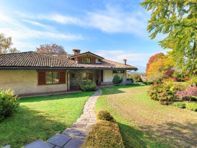 Villa Indipendente in vendita a Comunità Montana Valli del Verbano, Azzio