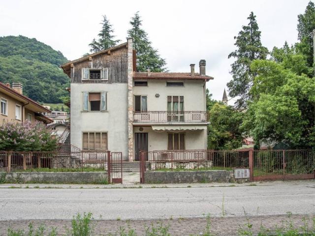 Villa Indipendente in vendita a Badia Calavena, Veneto