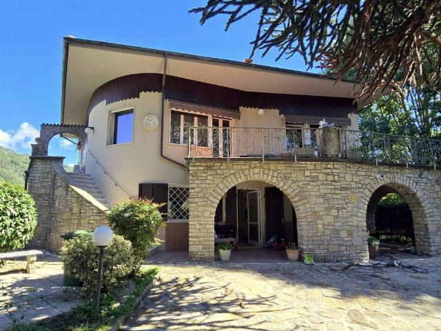 Villa Indipendente in vendita a Unione dei comuni Media Valle del Serchio, Fornoli