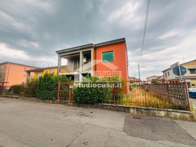 Villa Indipendente in vendita a Bagnolo Cremasco, Lombardia