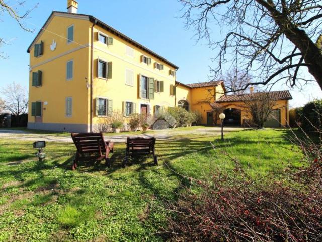 Villa Indipendente in vendita a Terra di Mezzo, Re