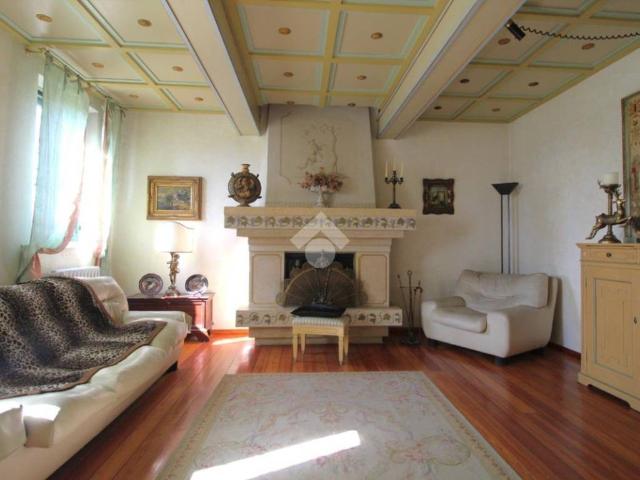 Villa Indipendente in vendita a Terra di Mezzo, Re