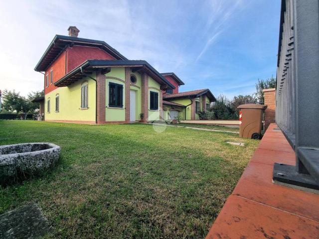 Villa Indipendente in vendita a Bagnolo San Vito, Lombardia