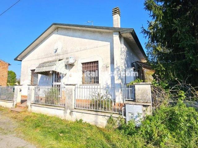 Villa Indipendente in vendita a Bagnolo San Vito, Lombardia