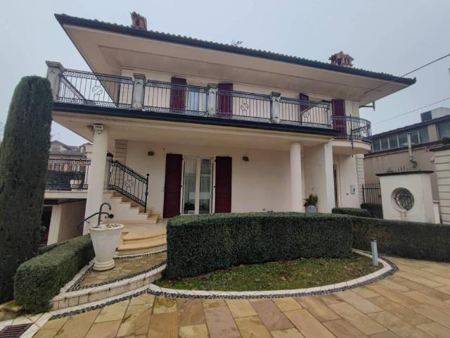 Villa Indipendente in vendita a Barbata, Lombardia