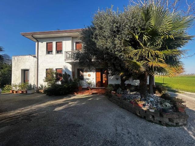 Villa Indipendente in vendita a Spino Lusia, Veneto