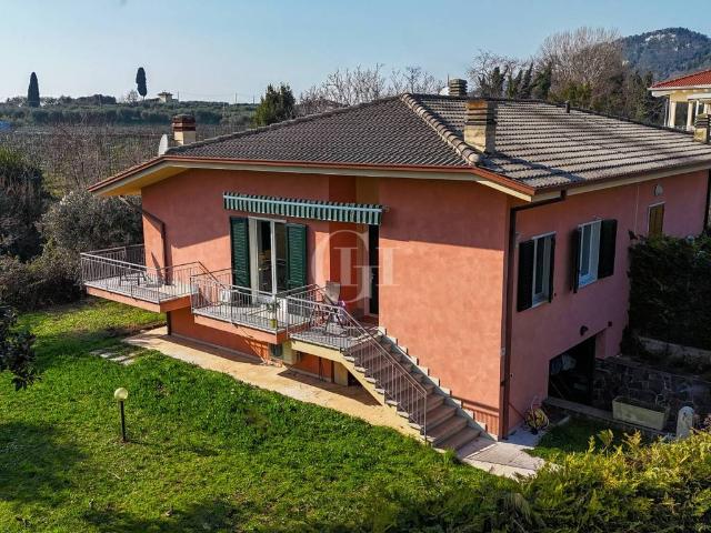 Villa Indipendente in vendita a Bardolino, Veneto