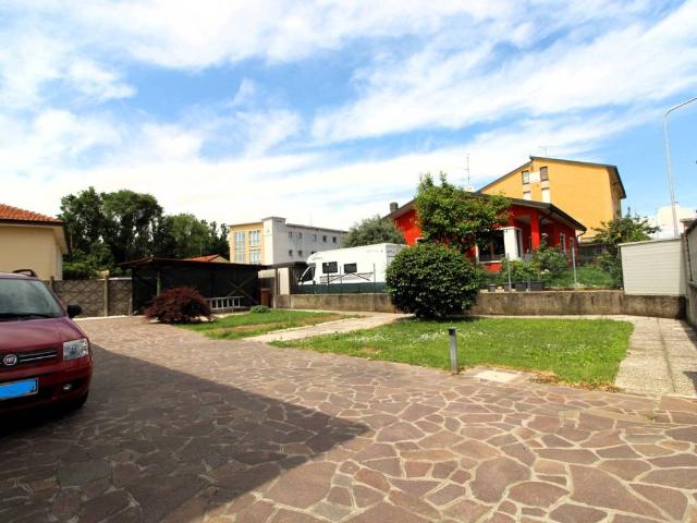 Villa Indipendente in vendita a Bareggio, Lombardia