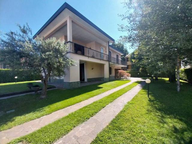 Villa Indipendente in vendita a Bareggio, Lombardia