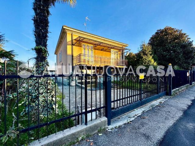 Villa Indipendente in vendita a Bareggio, Lombardia