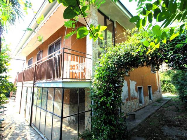 Villa Indipendente in vendita a Bareggio, Lombardia