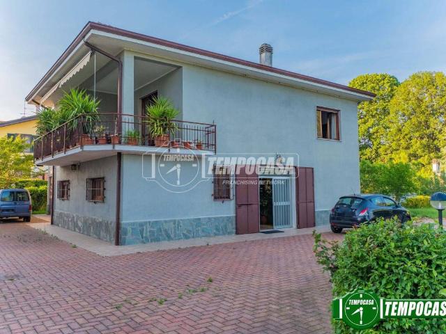 Villa Indipendente in vendita a Bareggio, Lombardia