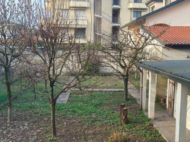 Villa Indipendente in vendita a Bareggio, Lombardia