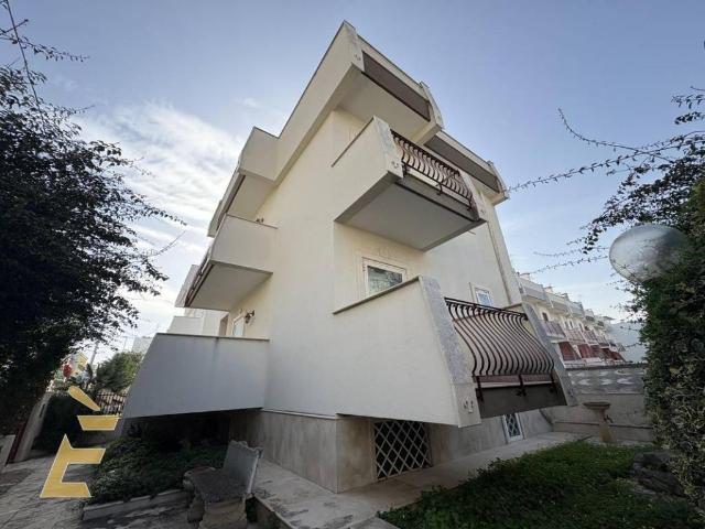 Villa Indipendente in vendita a Municipio 5, Puglia