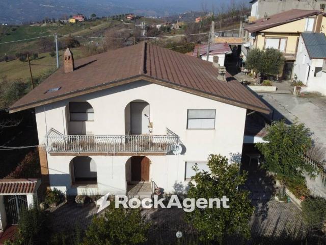 Villa Indipendente in vendita a Basciano, Abruzzo