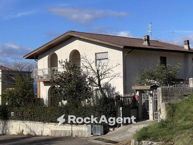 Villa Indipendente in vendita a Basciano, Abruzzo