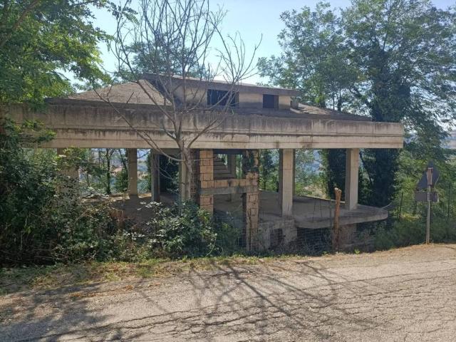Villa Indipendente in vendita a Basciano, Abruzzo
