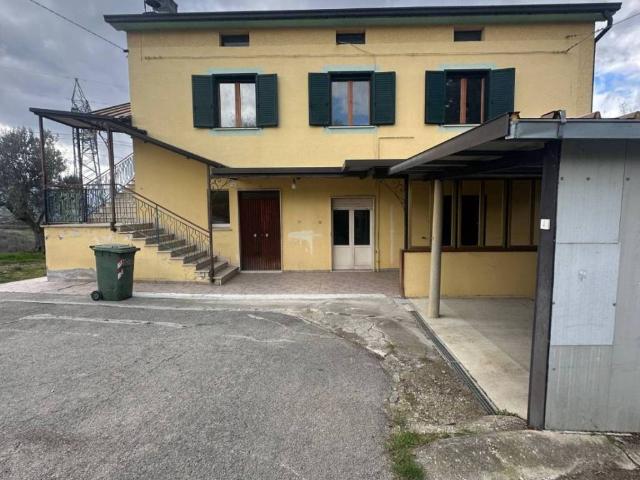 Villa Indipendente in vendita a Basciano, Abruzzo