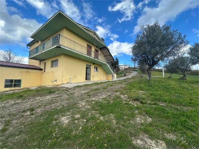 Villa Indipendente in vendita a Basciano, Abruzzo