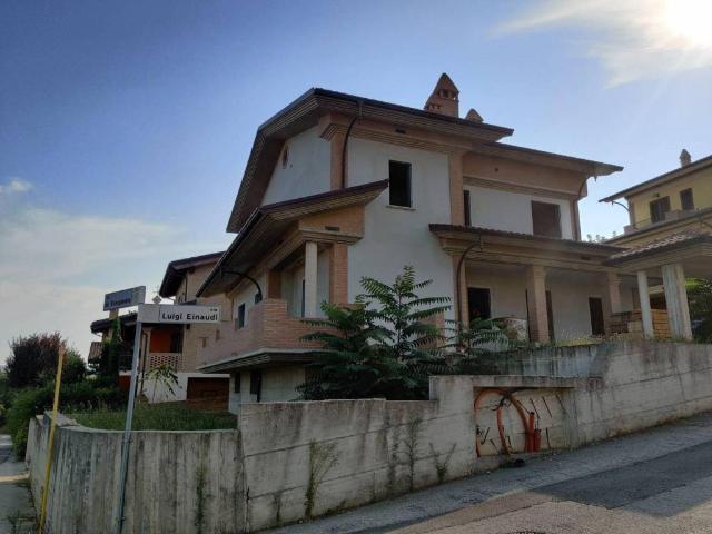 Villa Indipendente in vendita a Bellante, Abruzzo