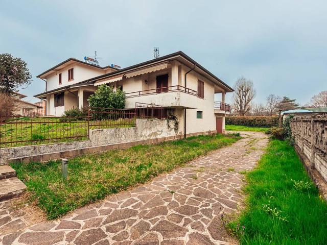 Villa Indipendente in vendita a Bellinzago Lombardo, Lombardia