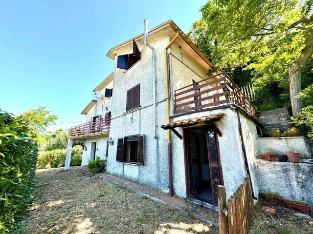 Villa Indipendente in vendita a Belmonte In Sabina, Lazio