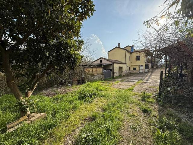 Villa Indipendente in vendita a Benevento, Campania