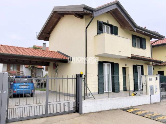 Villa Indipendente in vendita a Beregazzo Con Figliaro, Lombardia