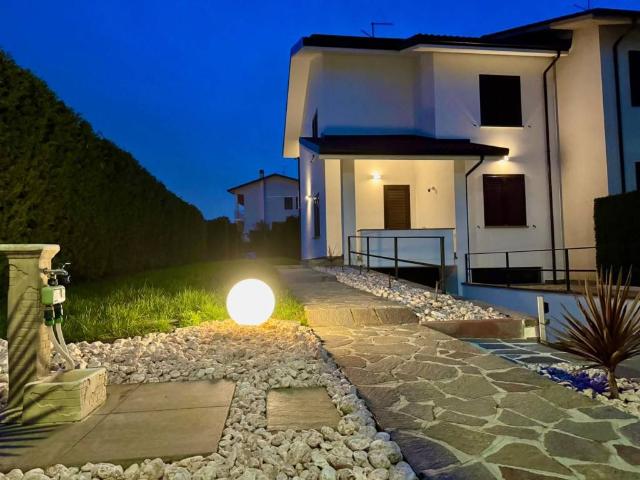Villa Indipendente in vendita a Bernareggio, Lombardia