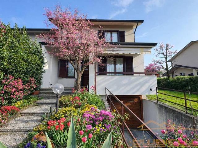 Villa Indipendente in vendita a Bernareggio, Lombardia