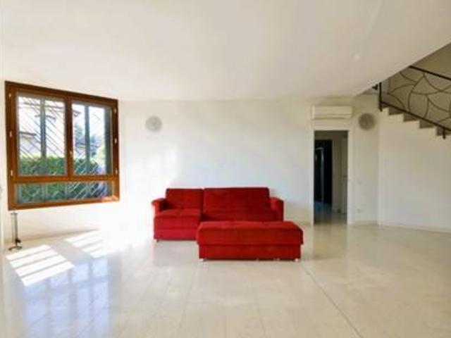 Villa Indipendente in vendita a Bernareggio, Lombardia