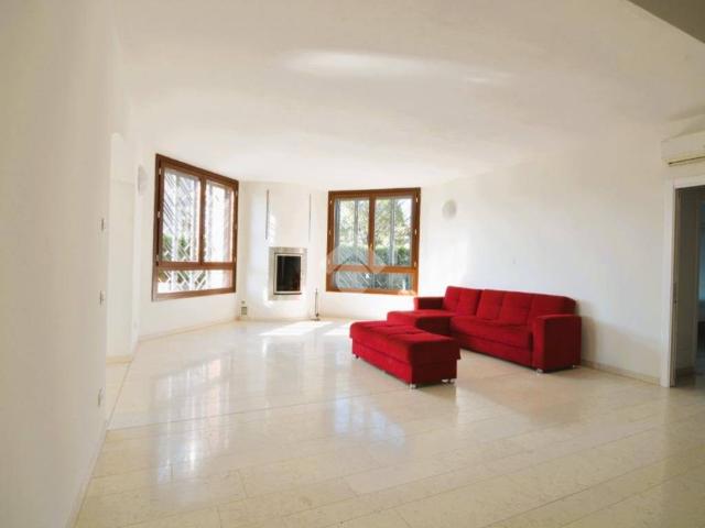 Villa Indipendente in vendita a Bernareggio, Lombardia