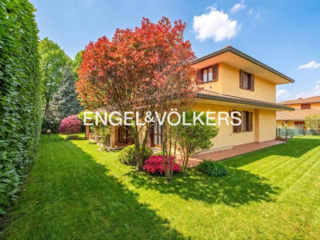 Villa Indipendente in vendita a Besana In Brianza, Lombardia